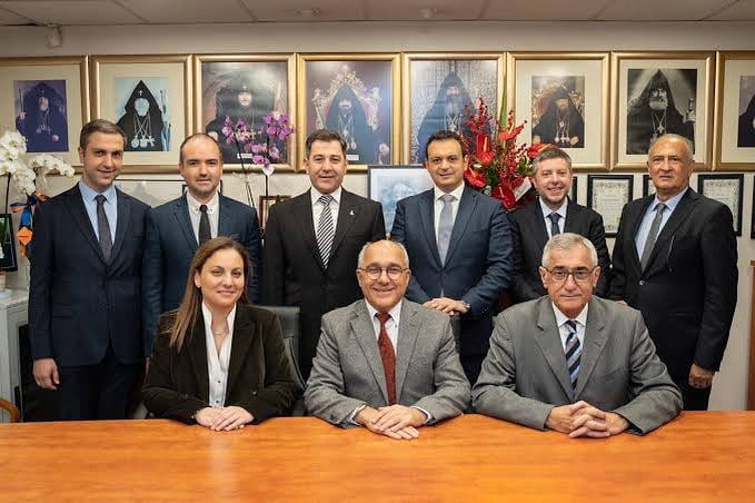 Aret Parunakyan, ayakta sağdan ikinci