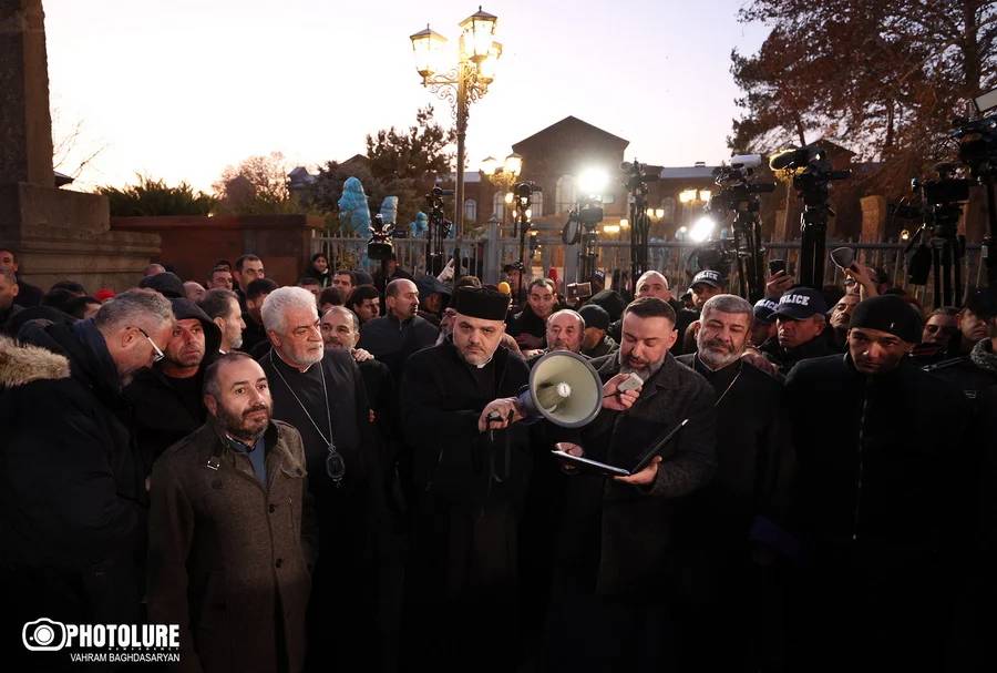 10 ruhani Katolikos karşıtı mektubu vermek için Eçmiadzin'e geldi, hareketli saatler yaşandı