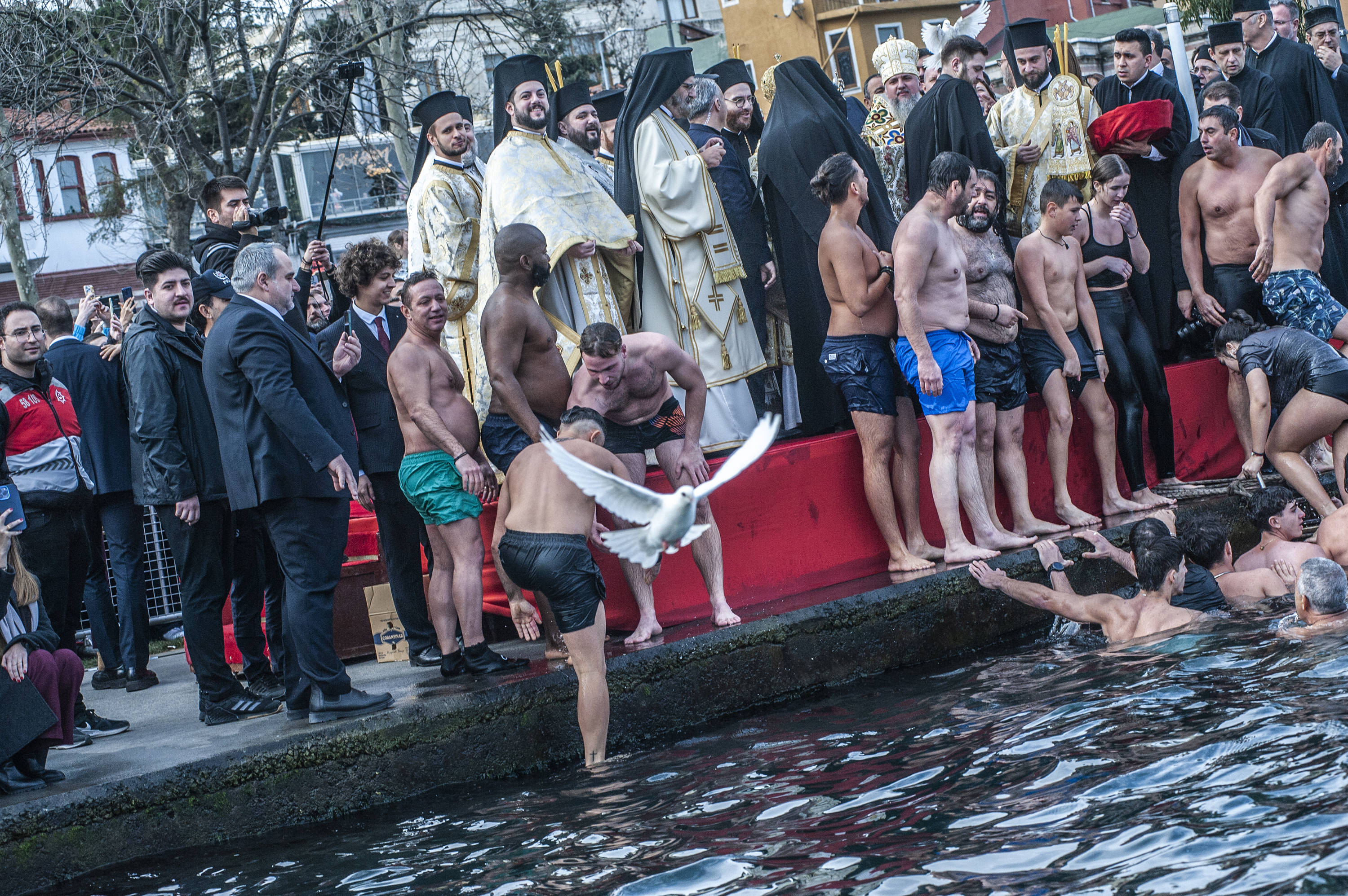 Fener’de Epifani coşkusu: Dualar, çanlar ve denizden çıkarılan haç…