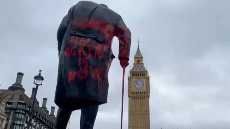 Winston Churchill'in heykeline 'Siyonist savaş suçlusu' yazıldı