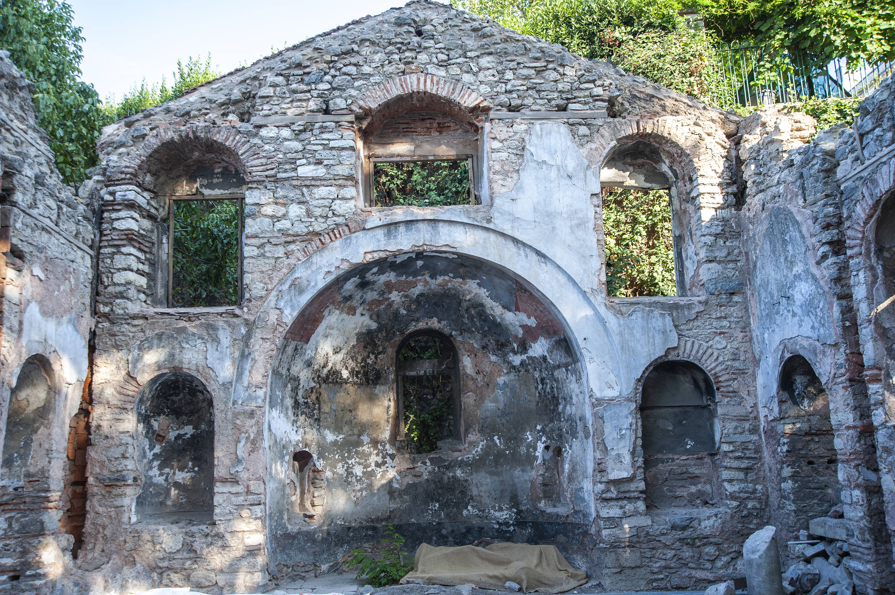 Fener’de küllerinden doğan bir kilise