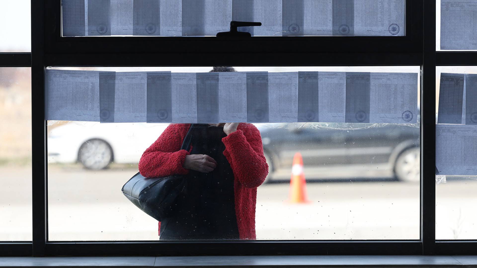 Anketlerde Paşinyan'ın partisi yüzde 24'te, seçmenlerin yüzde 30'u kararsız