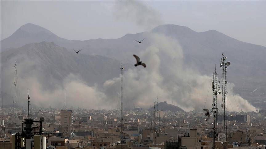 Խենթը քար մը նետեց ջրհորին