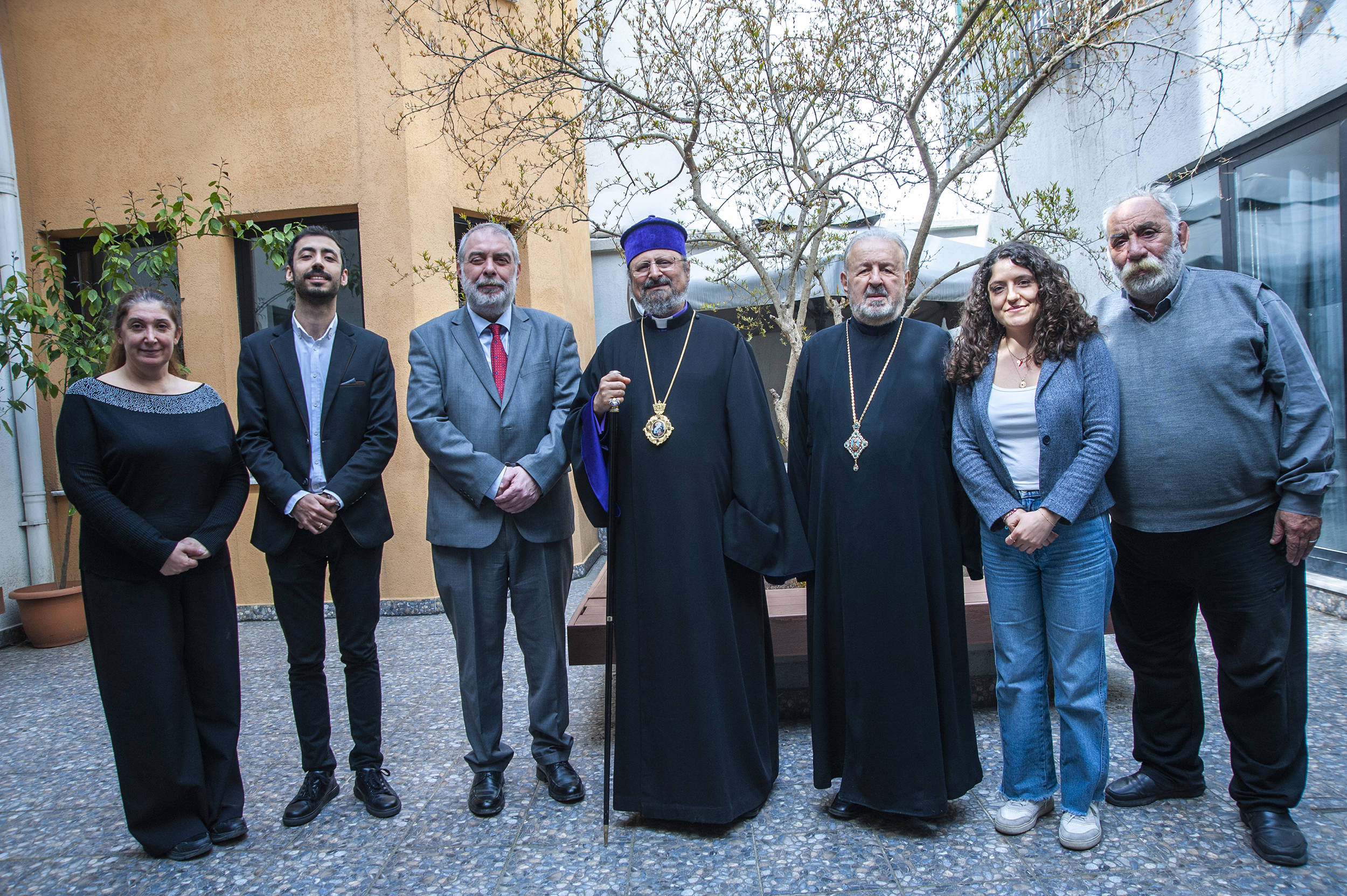 Սահակ Բ. Պատրիարք պատուեց խմբագրատունս