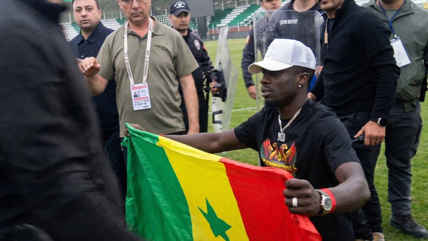 Diagne'nin balkonundaki Senegal bayrağına polis baskını