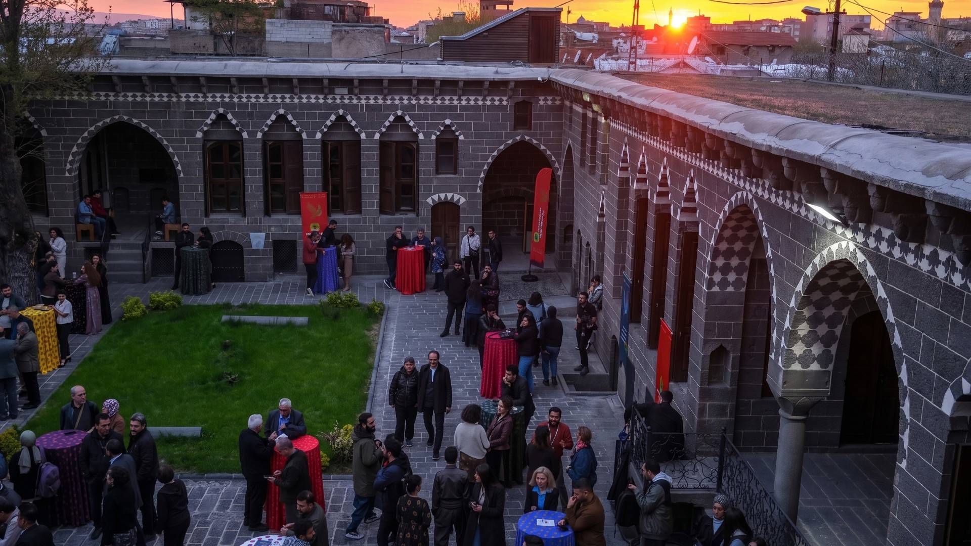 Saygı, sevgi ve sınırları aşan bir sanat şöleni