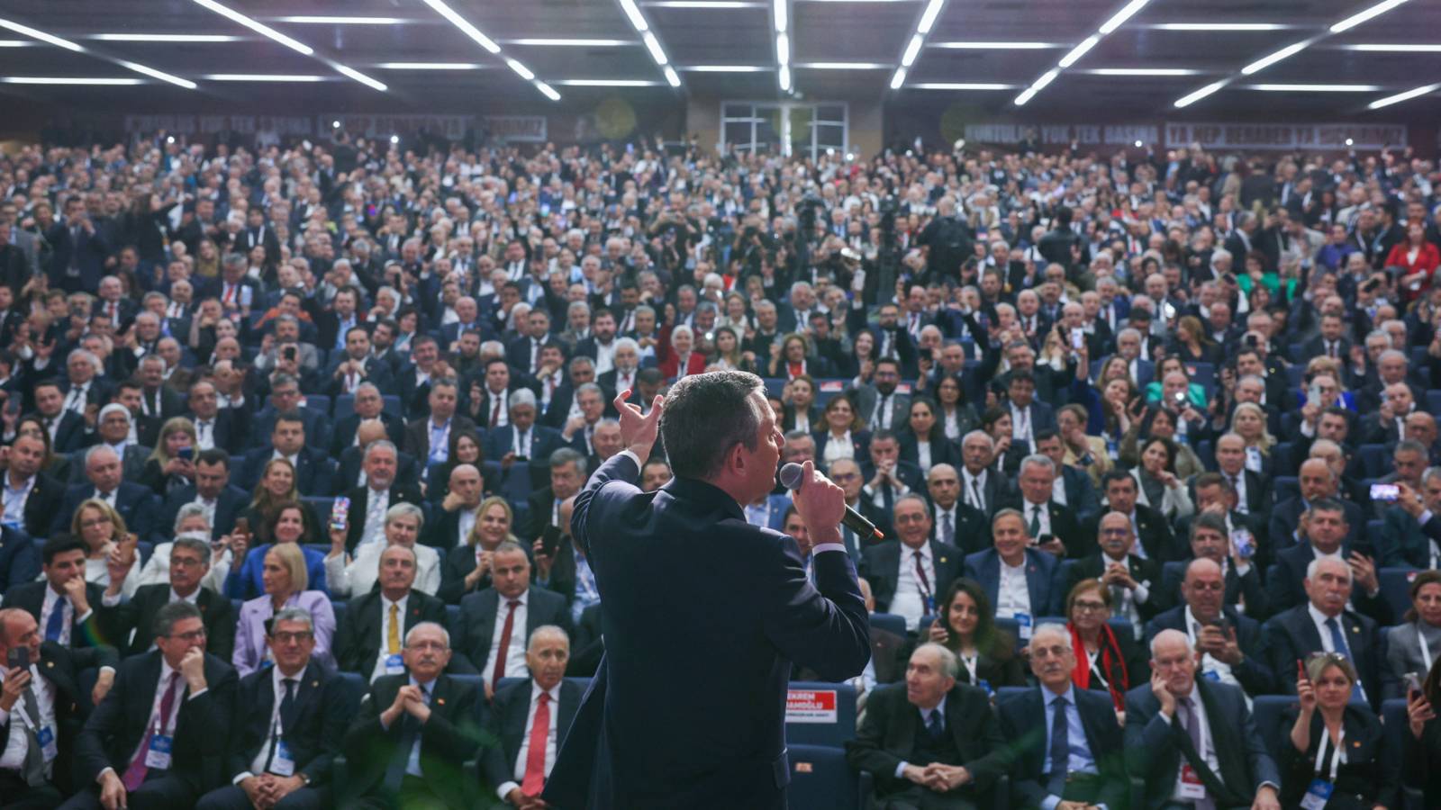 Özgür Özel çağrısıyla kurultay için yeterli imza toplandı