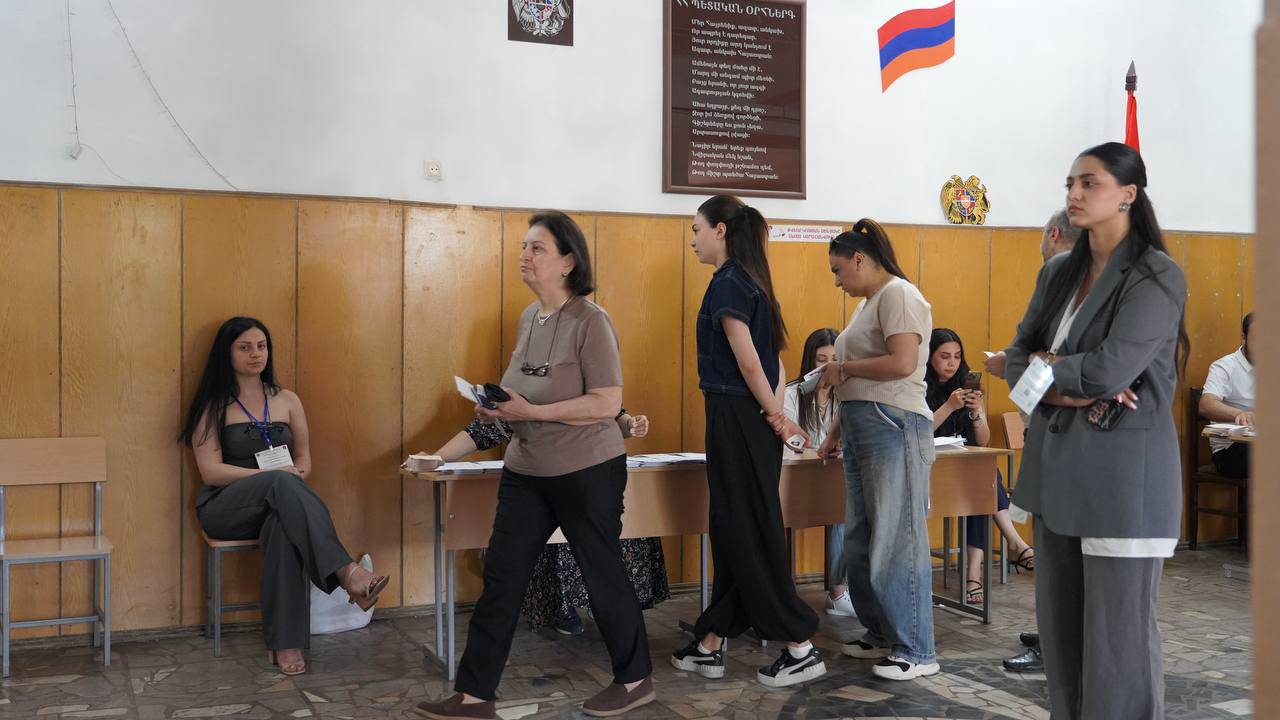 İlk sonuçlar geliyor: Paşinyan açık ara önde