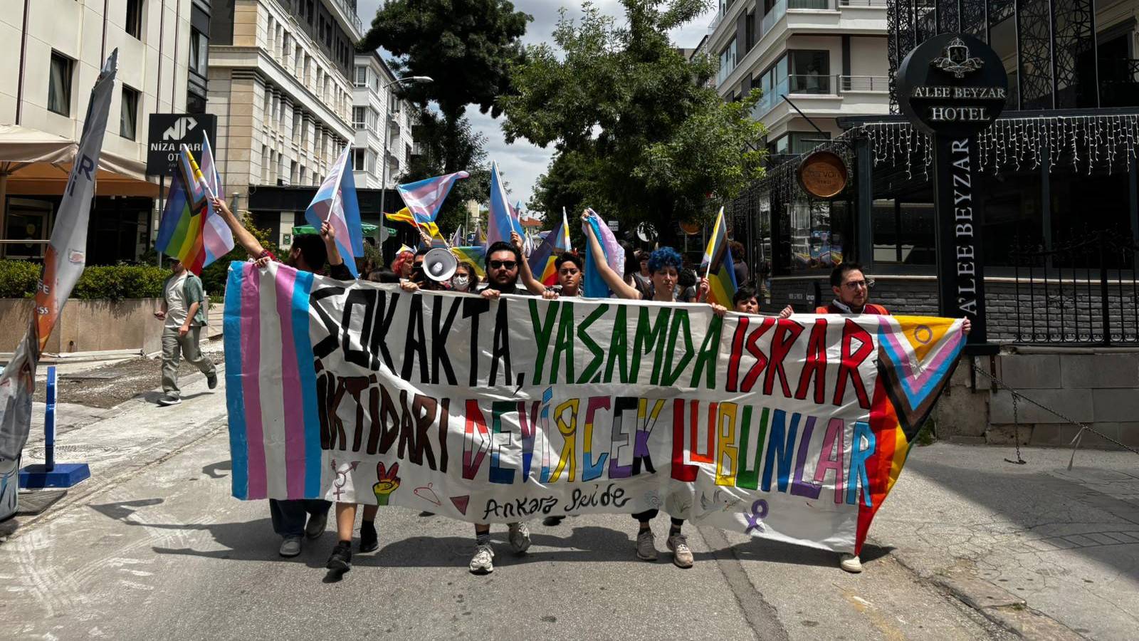 Yürüyüş sonrası sekiz kişi gözaltına alındı