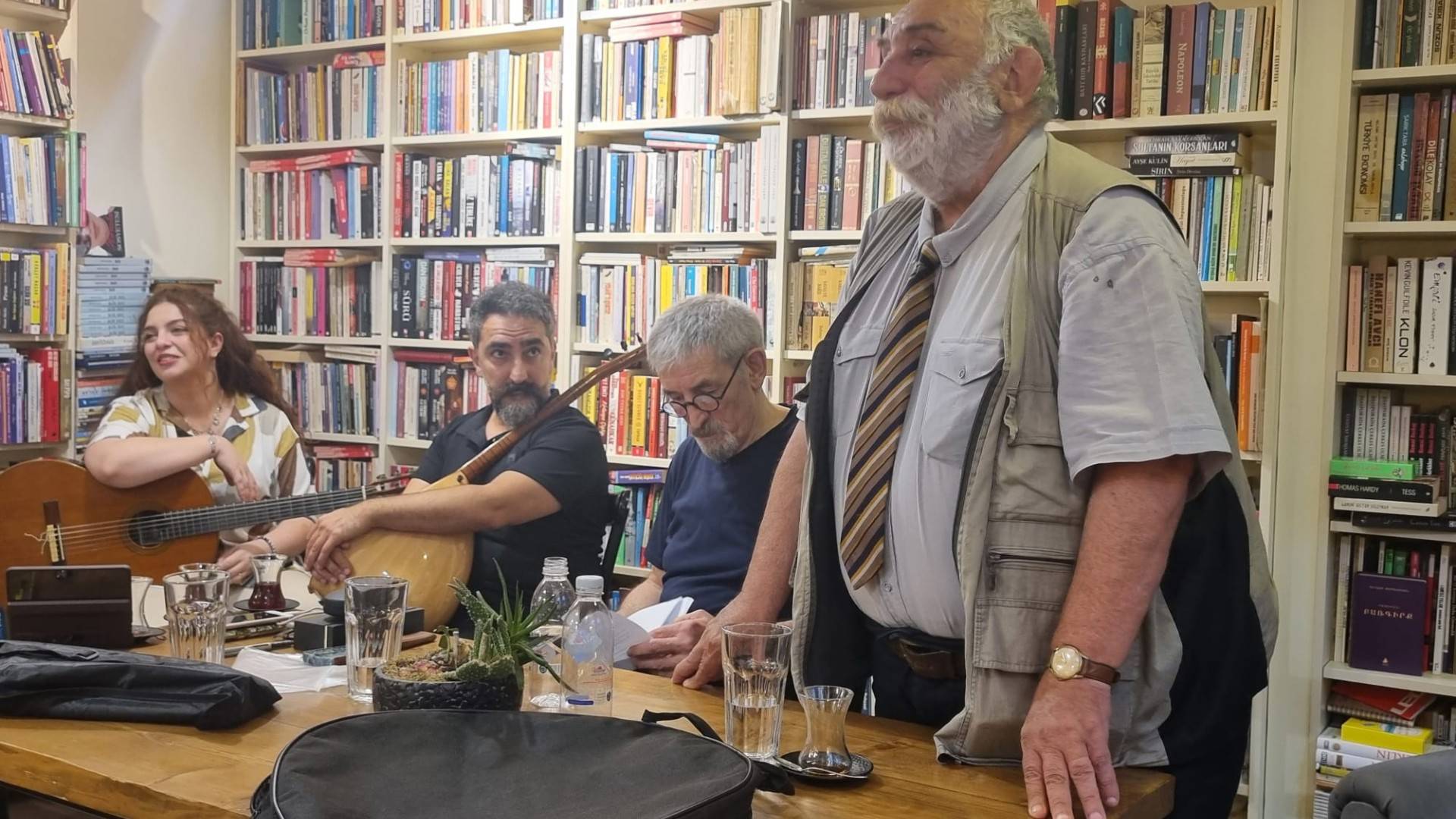 Շնորհանդէս թթենիի շուքին տակ