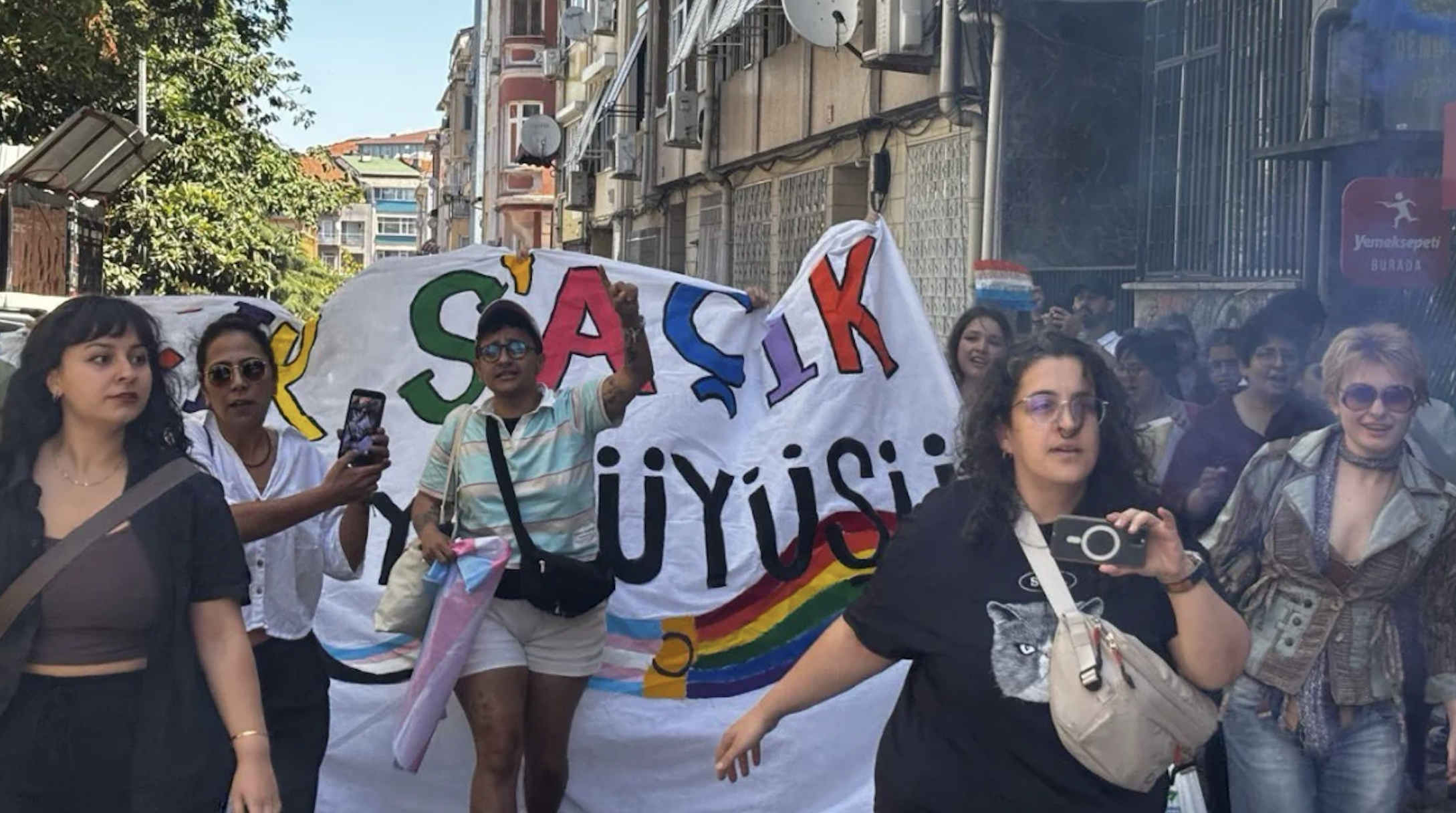 İstanbul'daki Onur Yürüyüşü'nde onlarca gözaltı