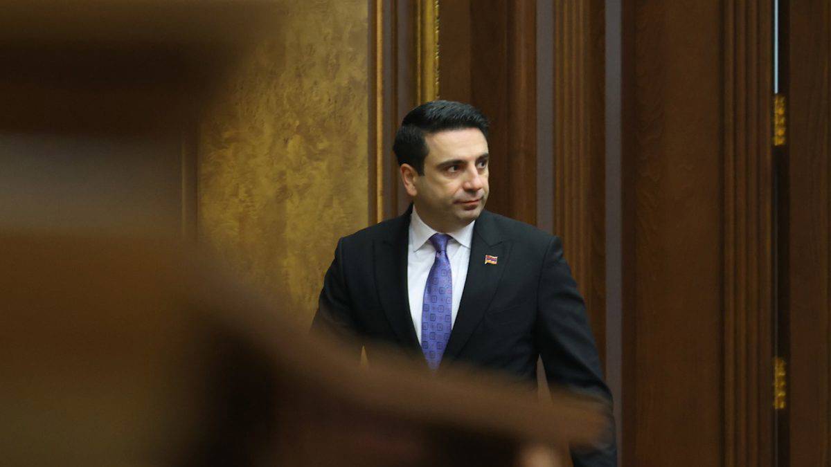 Meclis Başkanlığı'na aday gösterilmeyen Simonyan vekillikten de çekildi