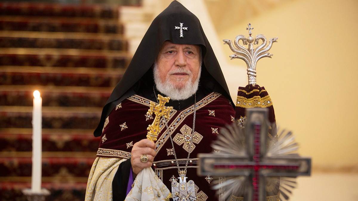Կաթողիկոսը եւ եպիսկոպոսները դատարանի առջեւ