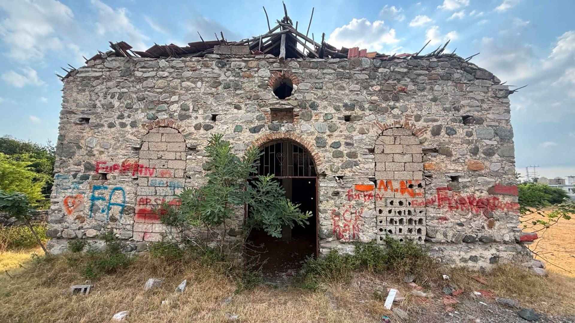 Hatay Dörtyol’daki tarihi Ermeni Kilisesi harap halde