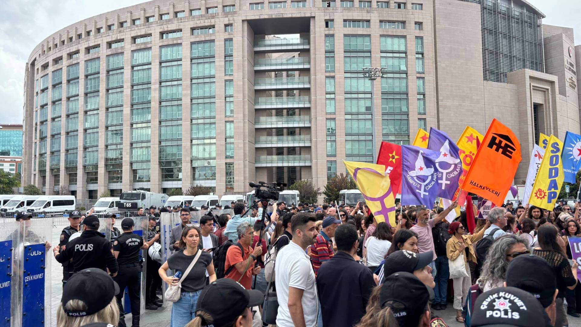 Kadınlar ve LGBTİ+’lar Çağlayan’da, gözaltılar var