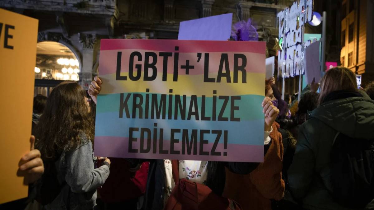 LGBTİ+’lara yönelik operasyonlar Türkiye’yi “karanlık bir yola” sürüklüyor