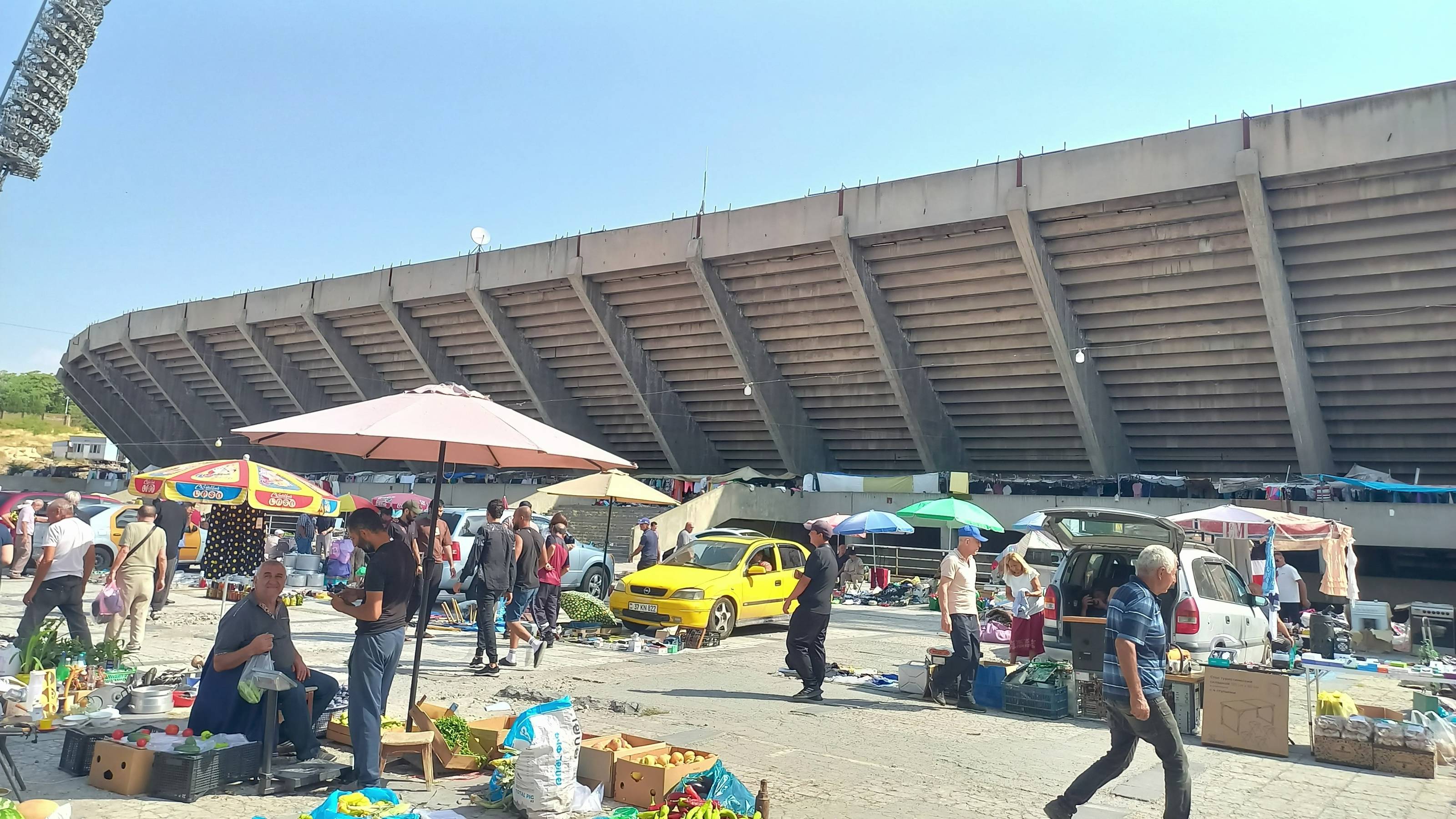 Hrazdan Stadyumu ve Qrchi Bazar (Քրջի բազար)