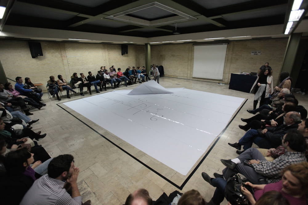 Sar: Bir dağın içinden, ona karşı ve onunla beraber