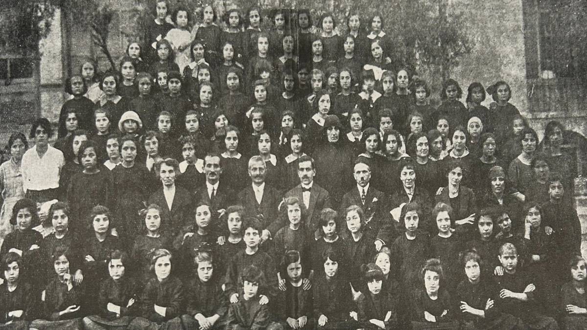 Kilisesi, okulu, mezarlığı, yetimhanesiyle Balat