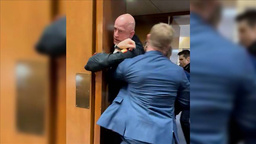 Protestocunun kolu kırıldı