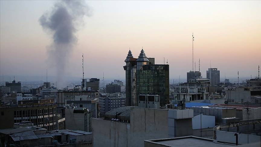 İran'da ölü sayısı 1,300'e ulaştı, İsrail Mehrabad Havalimanı'nı vurdu