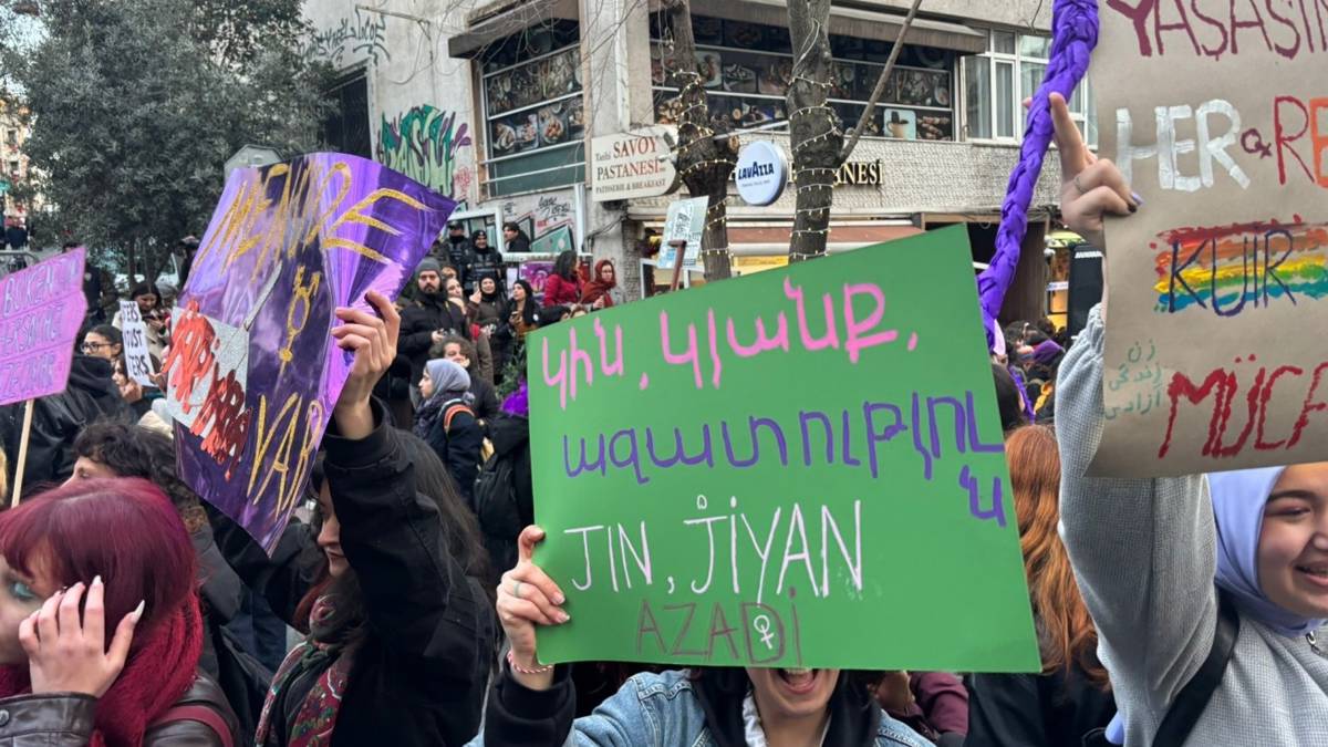 Kadınlar sloganlarla Sıraselviler'de: "İnadına isyan, inadına özgürlük"