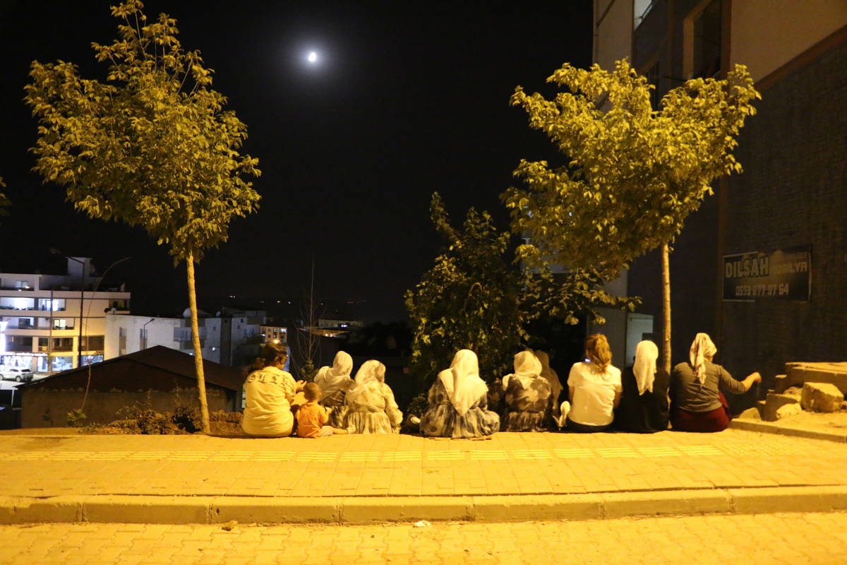 Yan yana ama yalnız: TOKİ’lerde çözülen komşuluk ve sosyal hayat