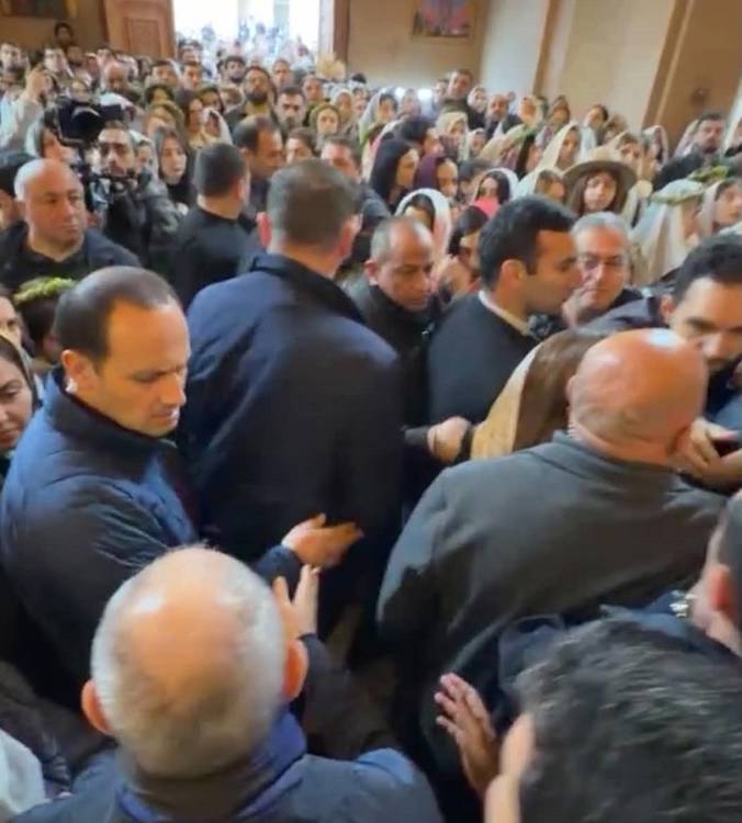 Kilisede Paşinyan'a saldırı girişimi: Üç kişi gözaltında