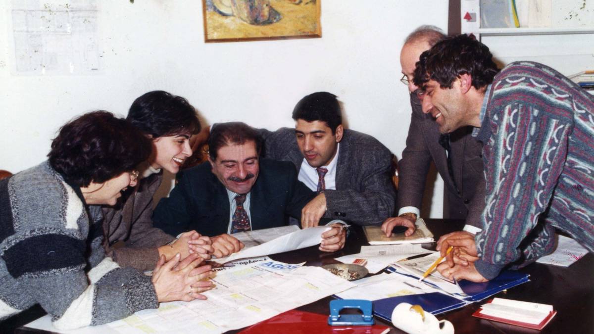 Soldan sağa: Luiz Bakar, Anna Turay, Diran Bakar, Harutyun Şeşetyan, Setrak Davuthan ve Hrant Dink, Agos’un  Dolapdere’deki ilk ofisinde, 1995