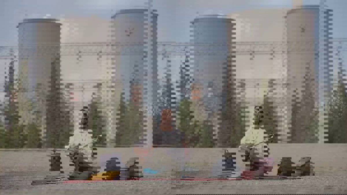 İranlı sanatçıdan santral önünde müzikli eylem