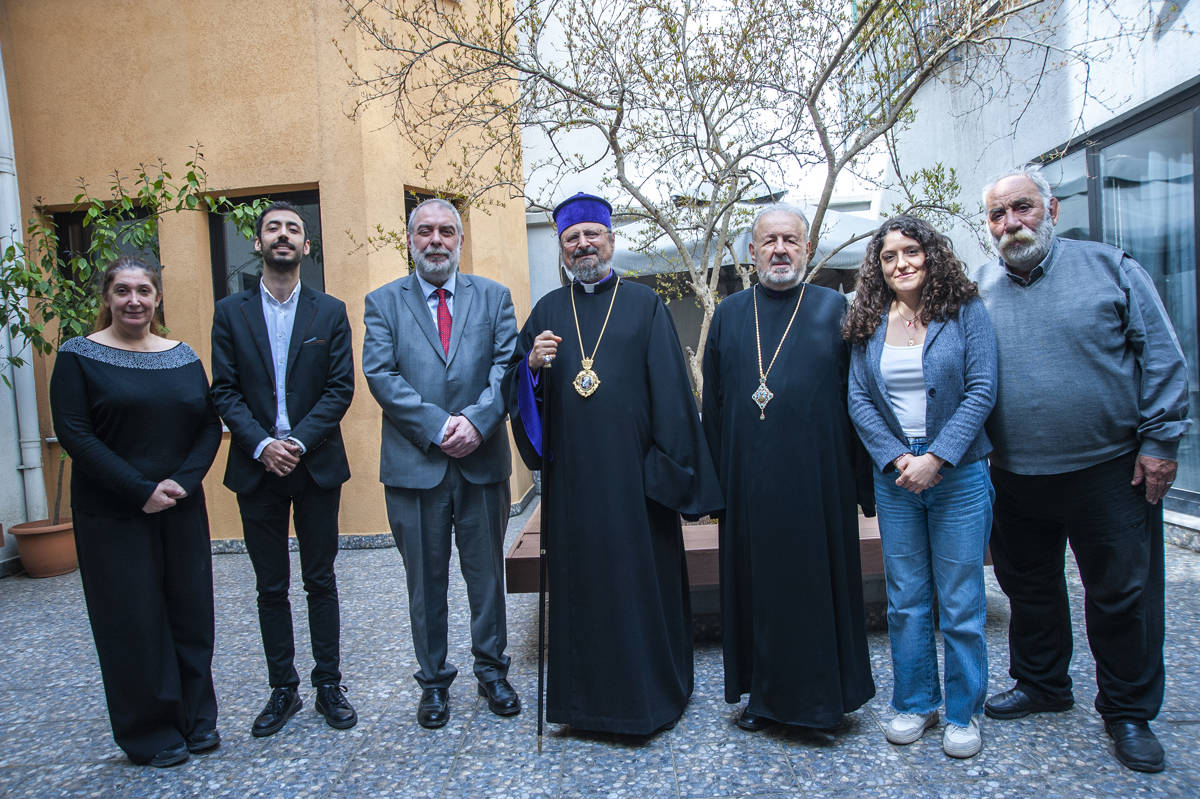 Սահակ Բ. Պատրիարք պատուեց խմբագրատունս