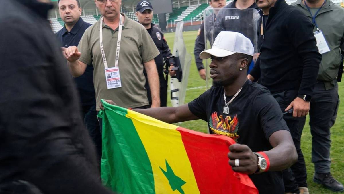 Diagne'nin balkonundaki Senegal bayrağına polis baskını