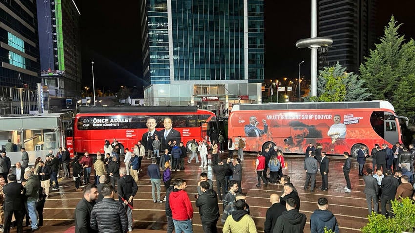 Polisler CHP Genel Merkezi'nde, içeridekiler barikat kuruyor