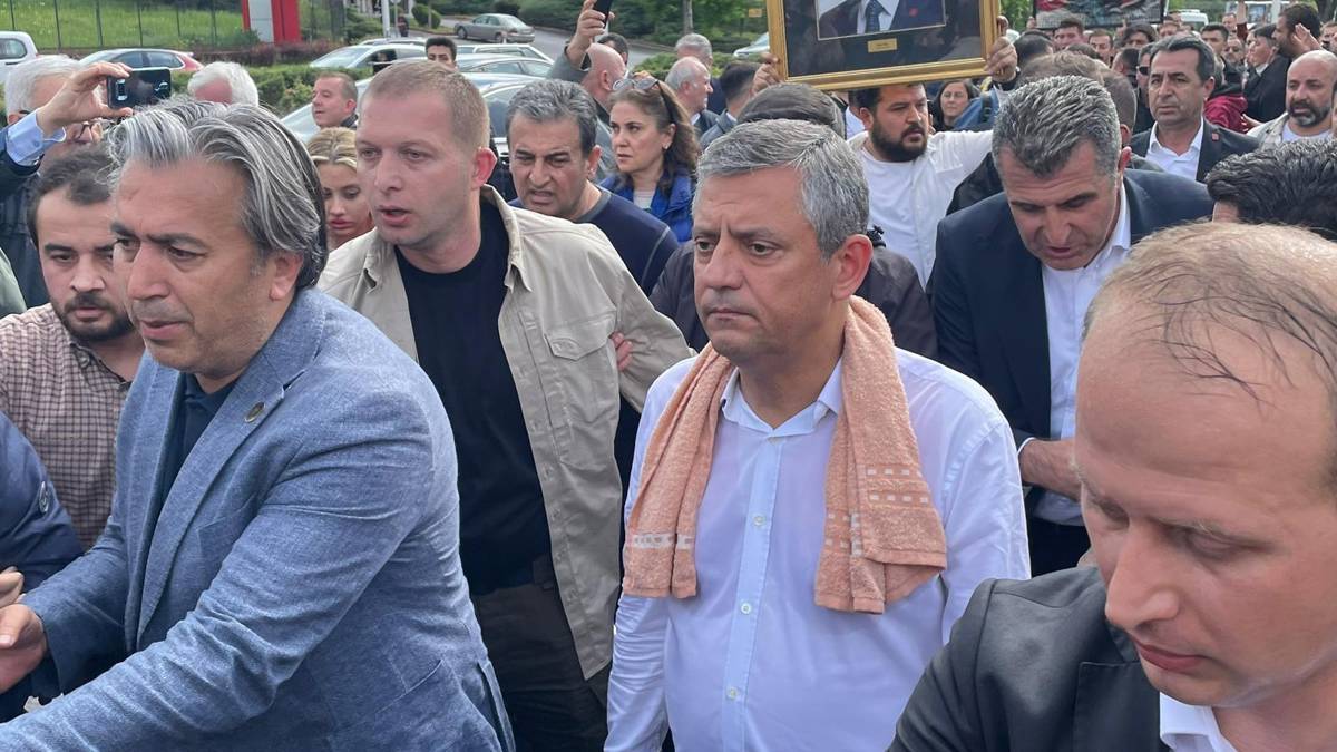 Özgür Özel, Meclis'e yürüyor