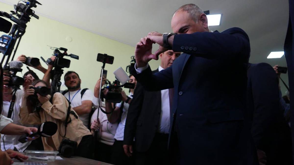 Sandıklar açıldı, seçmenler oylarını kullanmaya başladı