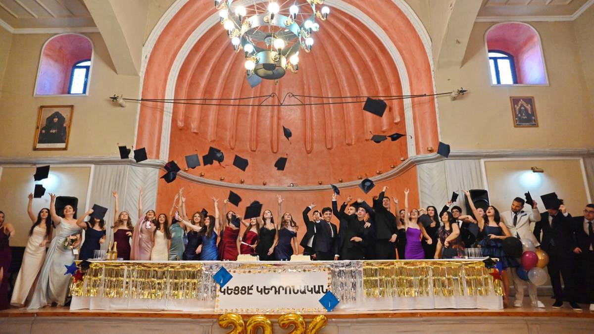 Okullarda mezuniyet sevinci