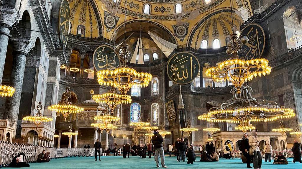Ayasofya’da İncil okuduğu iddia edilen iki Rus turiste gözaltı