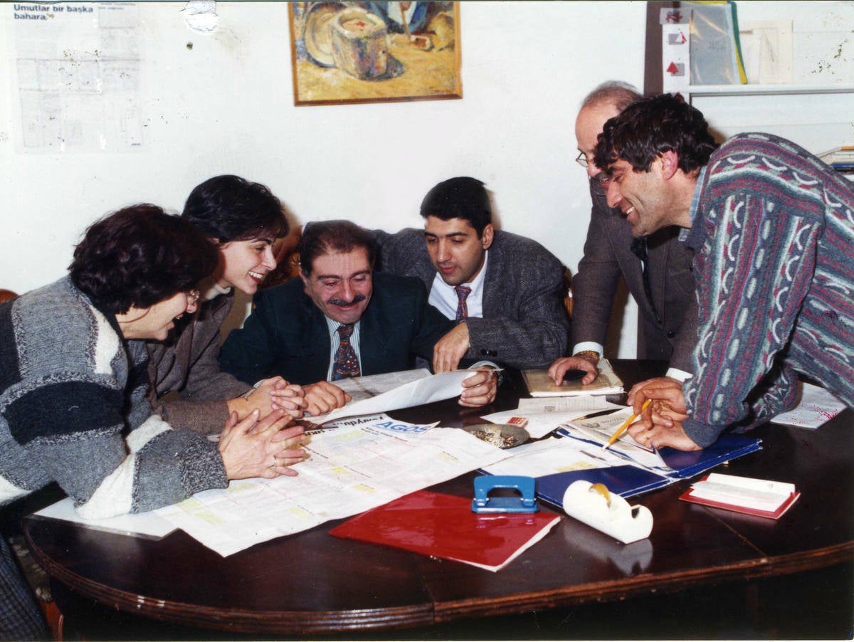 Agos'un kuruluş yıllarından bir kare: Soldan sağa Luiz Bakar, Anna Turay, Diran Bakar, Harutyun Şeşetyan, Setrak Davuthan ve Hrant Dink
