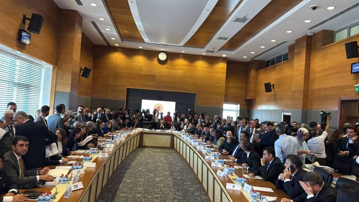 Görüşme gerginlikle başladı, izdiham yaşandı