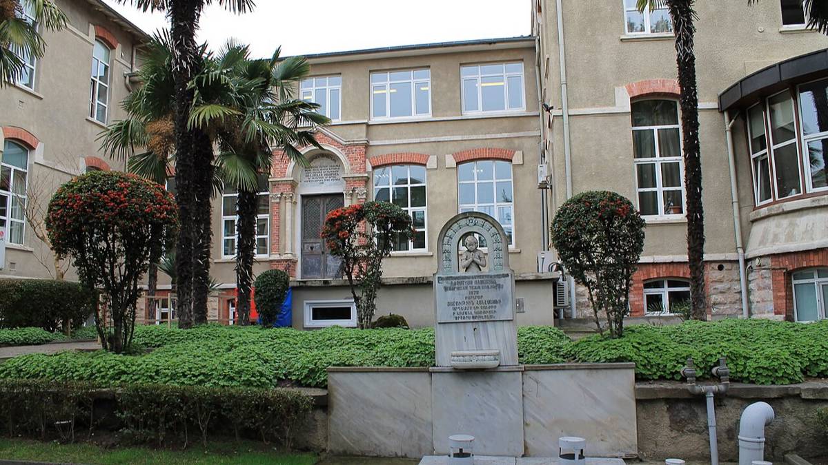 Միակ ծխելու վայր՝ բժշկապետի սենեակը