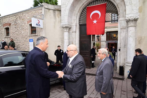 Bakan Yerlikaya'dan Bedros Şirinoğlu'na geçmiş olsun ziyareti