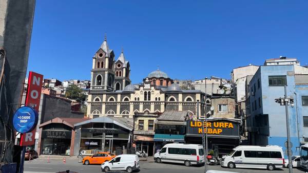 Tatavla’dan aşağı, Dolapdere’den yukarı…