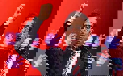 Arbede çıktı, İmamoğlu alkışlarla salona girdi