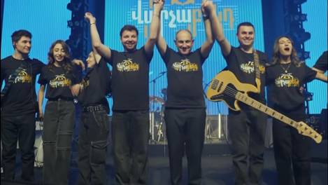 Baterist Paşinyan grubuyla ilk konserini verdi