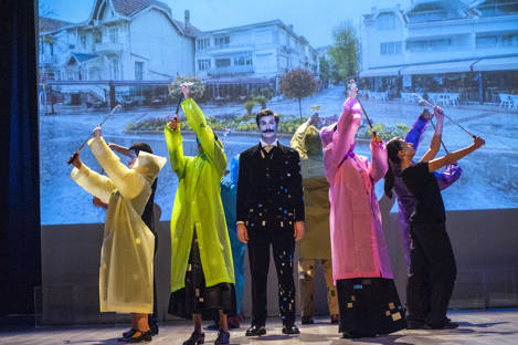 ‘Baronyan Yeniden Yükleniyor’,  alkışlarla