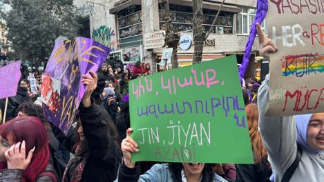 Kadınlar sloganlarla Sıraselviler'de: "İnadına isyan, inadına özgürlük"