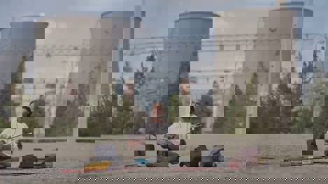 İranlı sanatçıdan santral önünde müzikli eylem