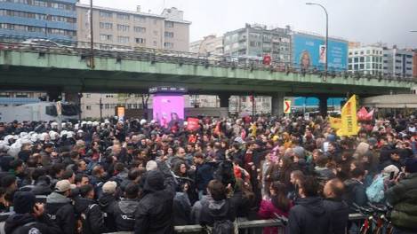 "Her yer Taksim her yer direniş"