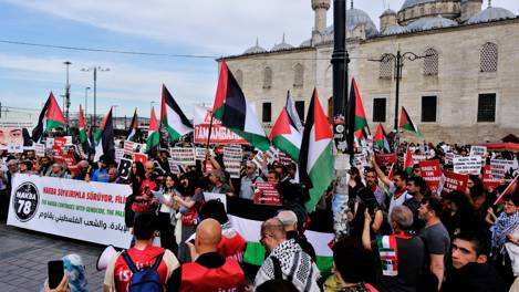 Filistin direnişi sürerken 78. yılında Nakba'yı anma yürüyüşü