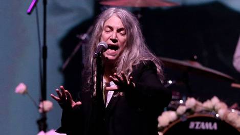 Patti Smith savaş mağduru çocuklar için söyledi